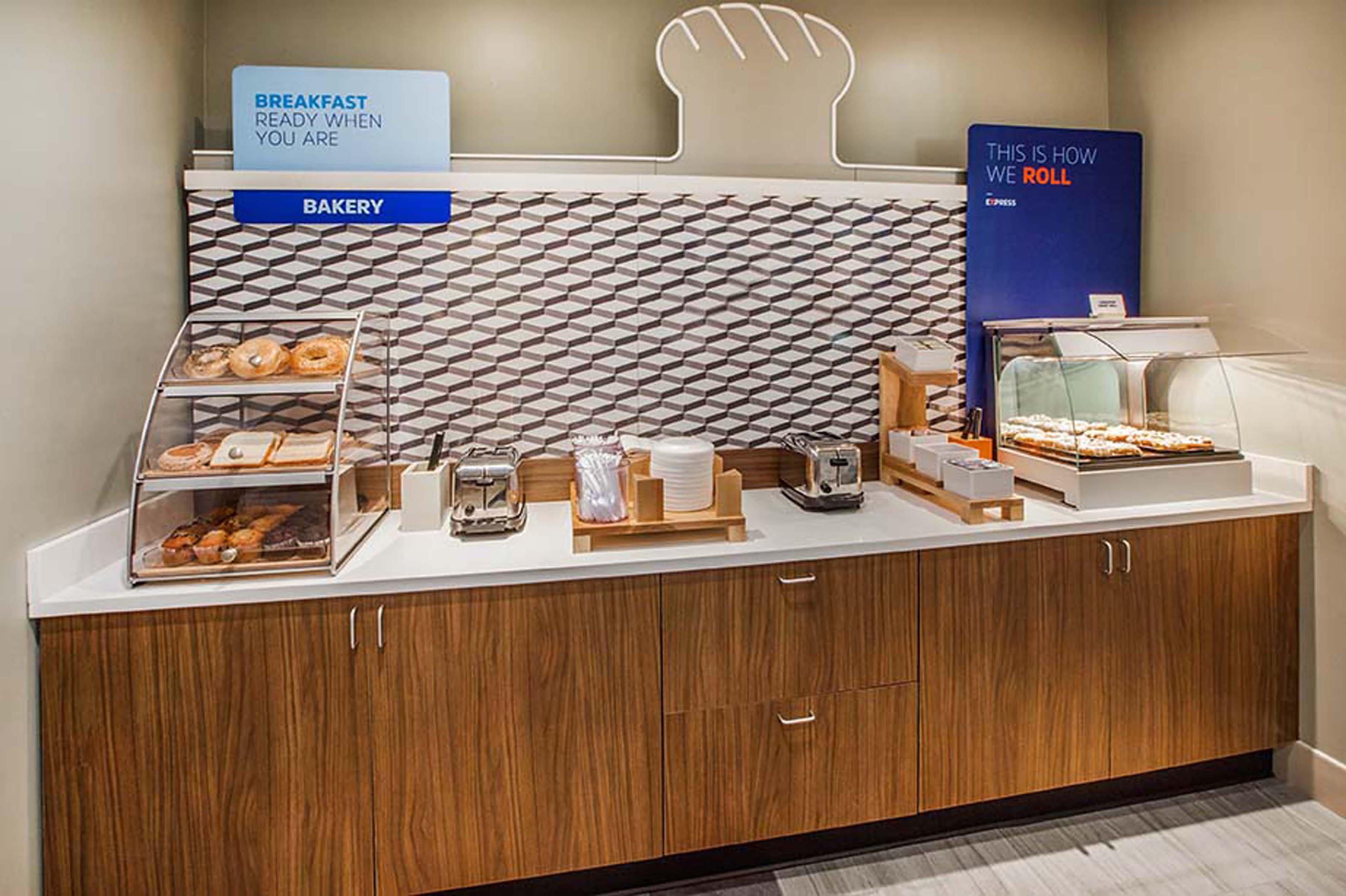 Holiday Inn Express Corning By Ihg מראה חיצוני תמונה